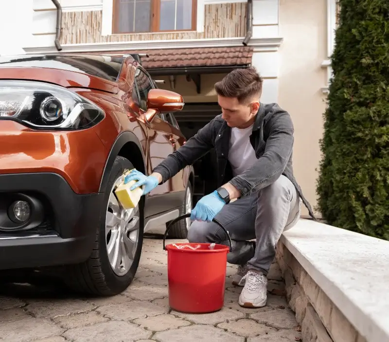 Lavage auto à domicile Falck : professionnel intervenant sur un véhicule